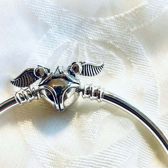 ✨ NWT Harry Potter Golden Snitch Bangle Bracelet - Picture 7 of 12